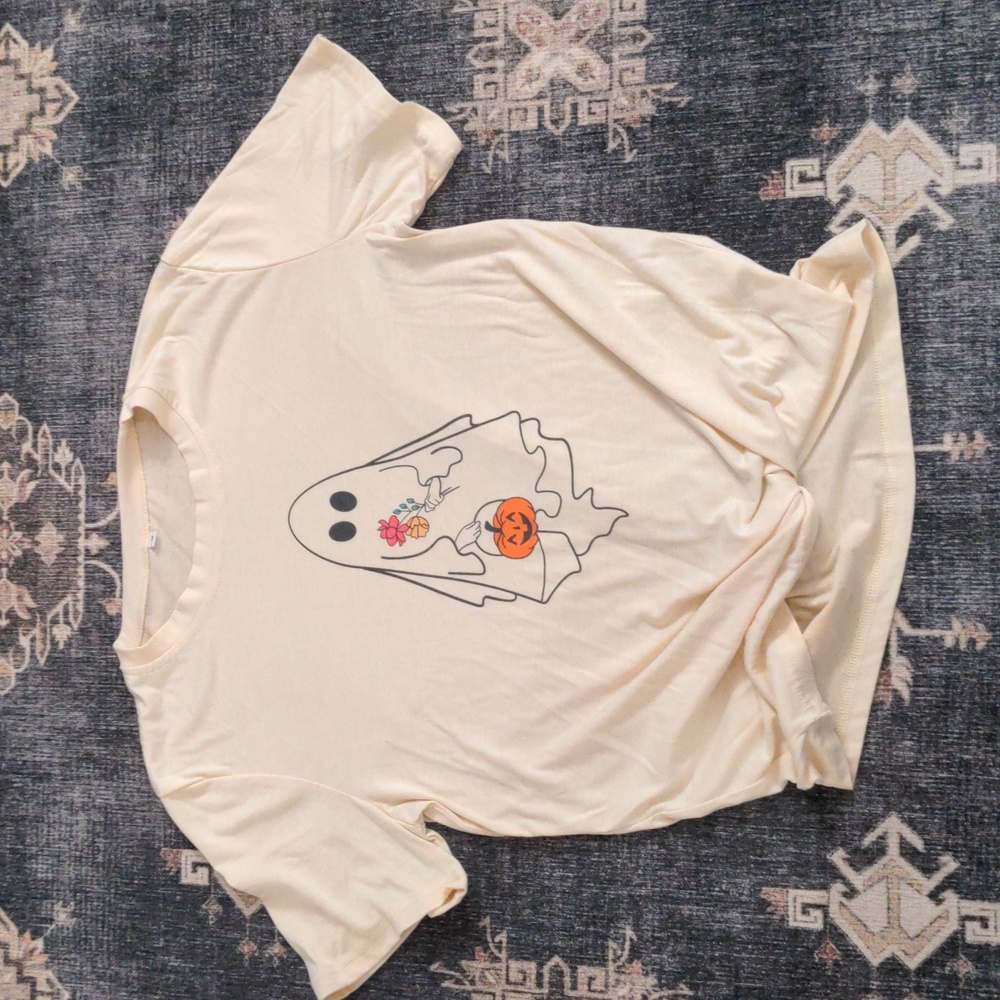 medium fall ghost Halloween graphic tee